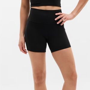 Athleta salutation 5” black bike shorts in EUC